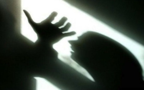 Anni di violenze anche davanti al figlio neonato: 36enne fugge dal compagno e chiede aiuto in strada