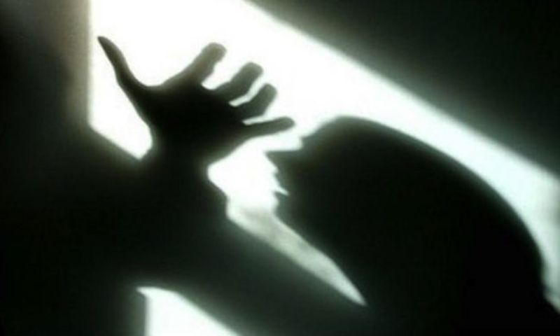 Anni di violenze anche davanti al figlio neonato: 36enne fugge dal compagno e chiede aiuto in strada