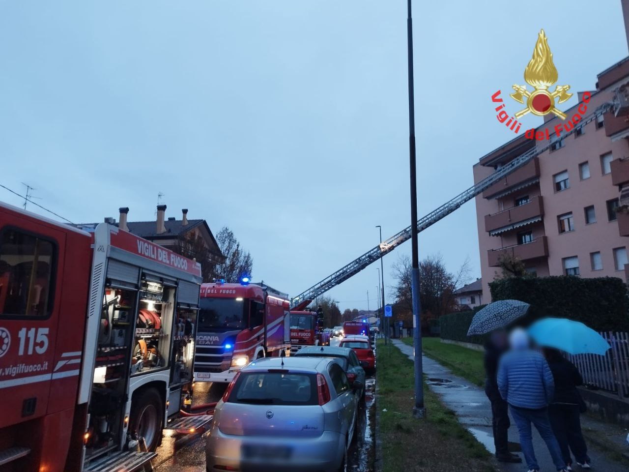Appartamento completamente avvolto dalle fiamme, evacuato lo stabile