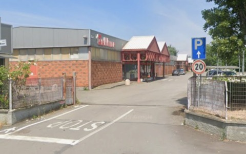 Assalto notturno al supermercato: tagliano la cassaforte con il flessibile e fuggono con un bottino di 2mila euro