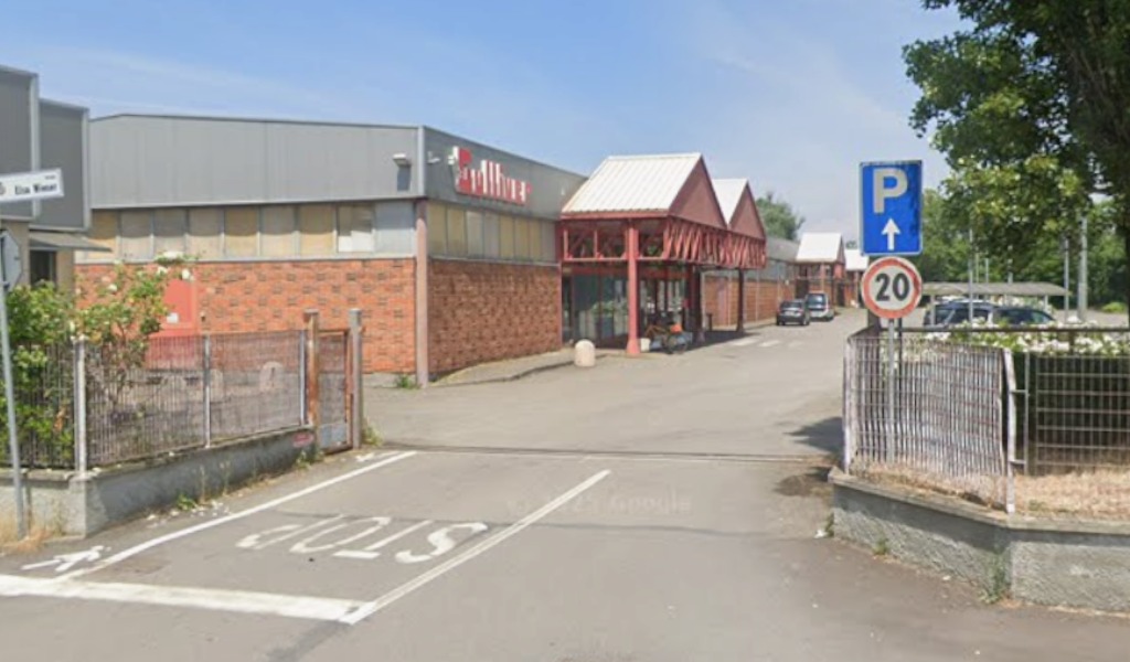 Assalto notturno al supermercato: tagliano la cassaforte con il flessibile e fuggono con un bottino di 2mila euro