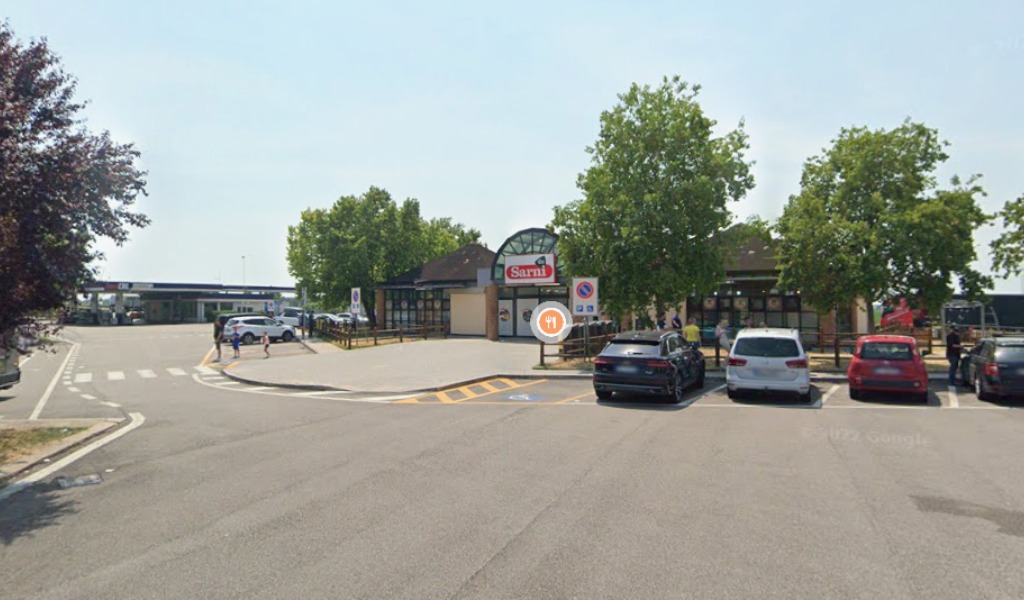 Autista 49enne trovato morto all’interno del suo camion parcheggiato in un’area di servizio della A22