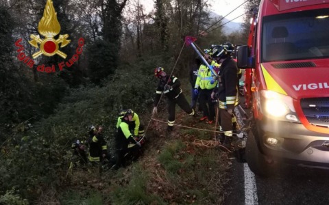Auto finisce in una scarpata, intervento dei Vigili del fuoco all’alba
