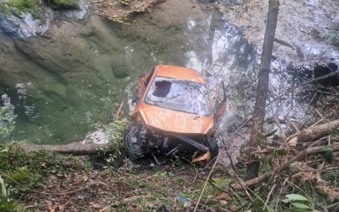 Auto fuori strada al Passo del Bocco, interviene l’elicottero
