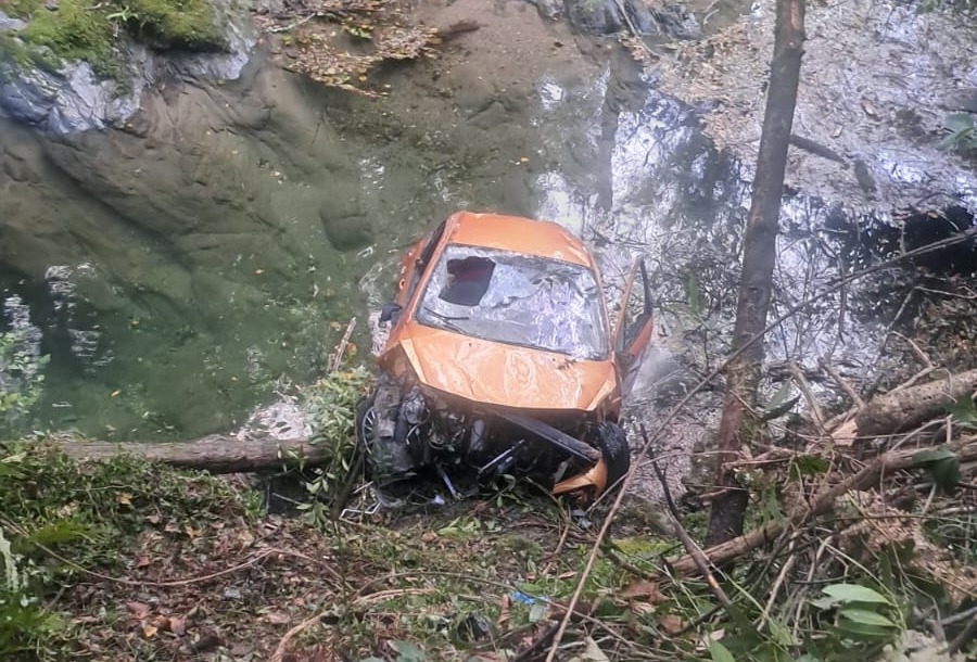 Auto fuori strada al Passo del Bocco, interviene l’elicottero