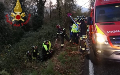 Auto fuori strada, ferito un ragazzo