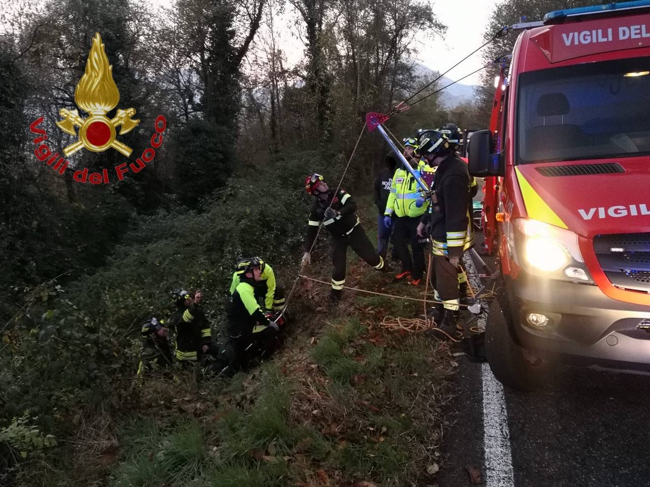 Auto fuori strada, ferito un ragazzo