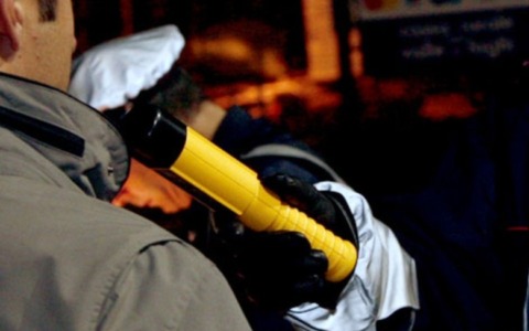 Automobilista talmente ubriaco… che non riesce a parcheggiare