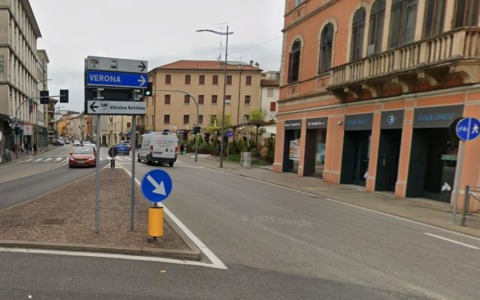 Bangladese tenta di prelevare con un bancomat non suo: denunciato