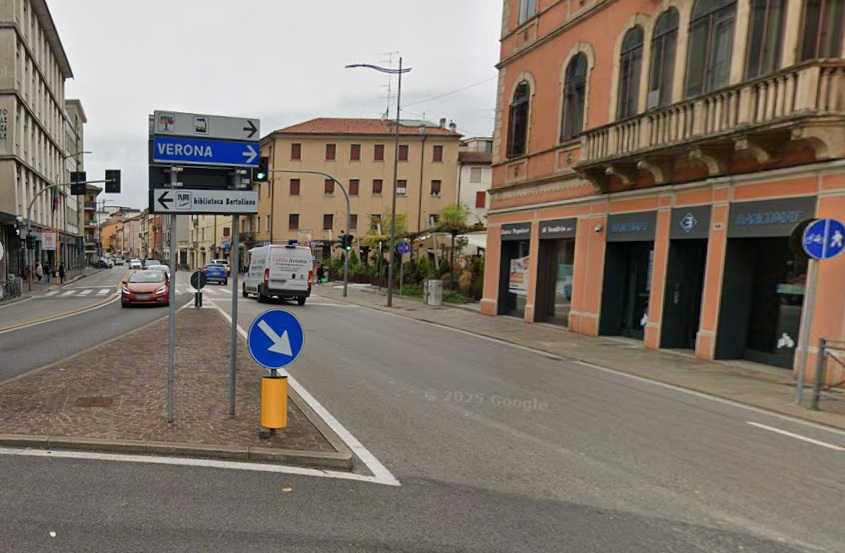 Bangladese tenta di prelevare con un bancomat non suo: denunciato