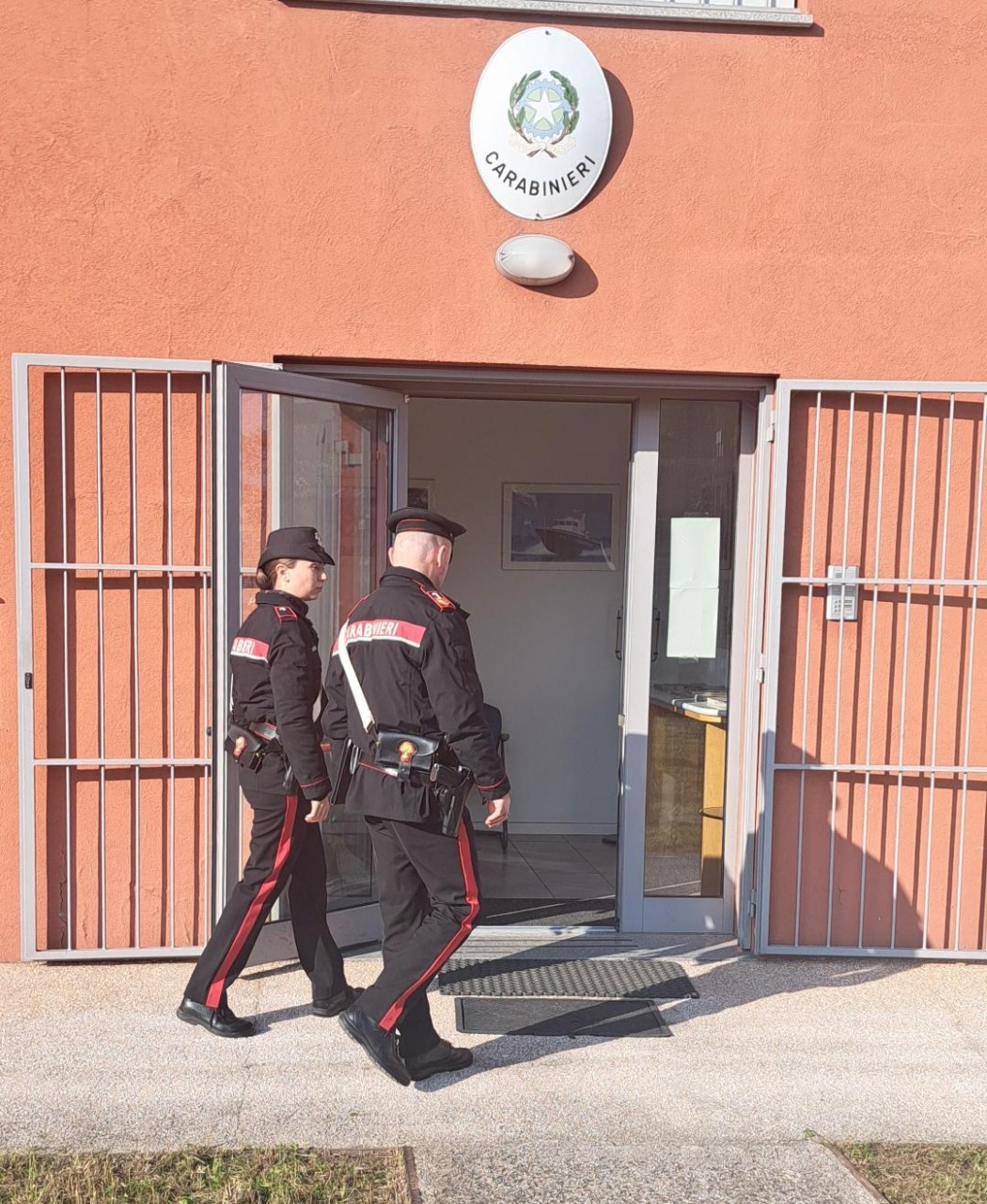 Barista si distrae e due minorenni lo derubano