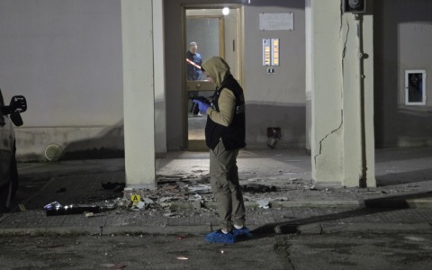 Bomba esplode nell’androne di un palazzo. Paura e danni. IMMAGINI E INTERVISTE