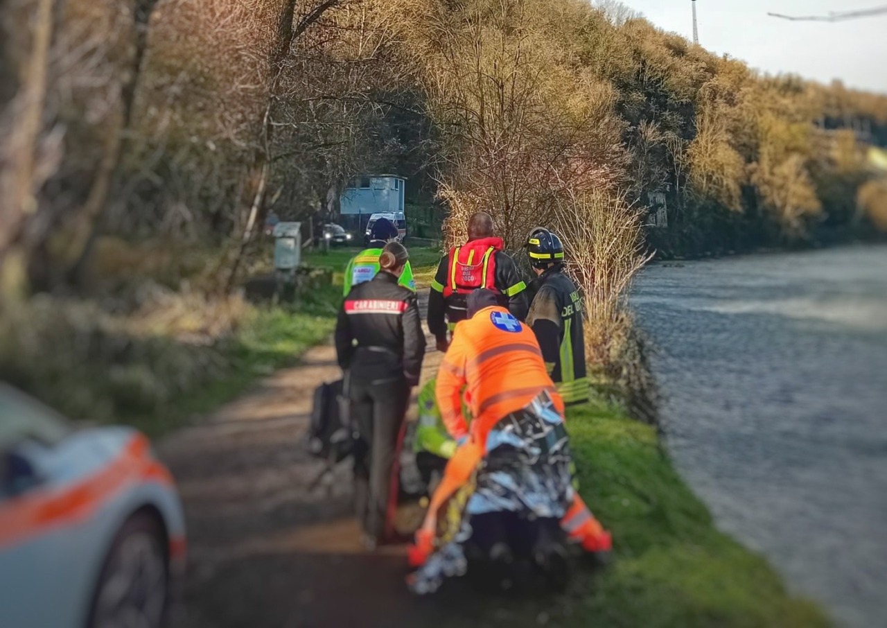 Cade nel fiume, soccorso e tratto in salvo dai Vigili del fuoco