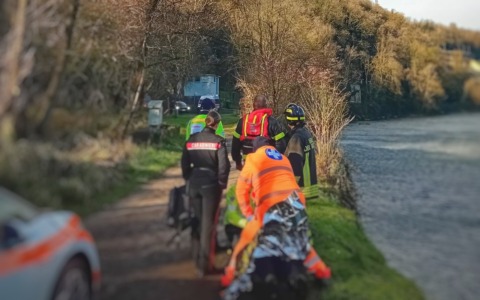 Cade nel fiume, soccorso e tratto in salvo dai Vigili del fuoco