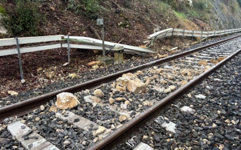 Cadono i massi dalla montagna: deraglia il treno, ma nessun ferito