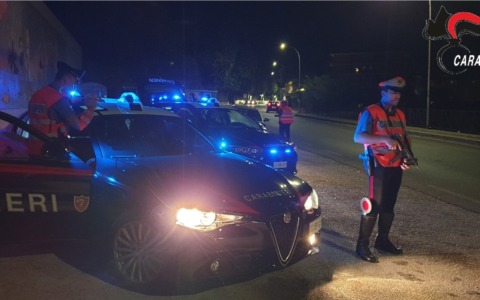 Camion con gru rubato, il conducente elude l’alt e poi scappa a piedi