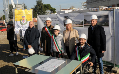 Campus scolastico, posata (simbolicamente) la prima pietra delle nuove scuole