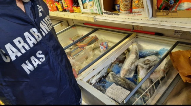 Carabinieri NAS al lavoro in rivenditori di alimenti e bevande: 10 attività sanzionate, 21mila euro di multe totali