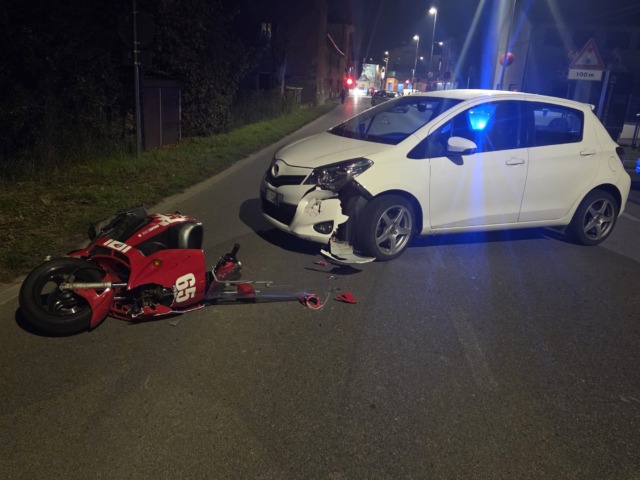 Centra uno scooter uscendo dal parcheggio, ferito un 63enne