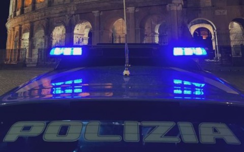 Chiede 10 euro a un giovane e lo accoltella, fermato un coetaneo