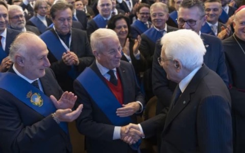 Stretta di mano tra Claudio Scajola e il  Presidente Mattarella a Lecce all’Assemblea Nazionale delle Province italiane