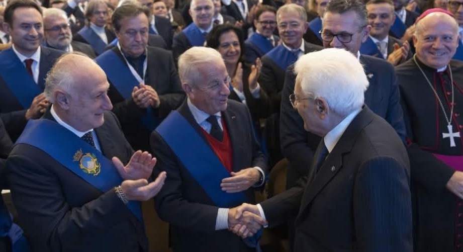 Stretta di mano tra Claudio Scajola e il  Presidente Mattarella a Lecce all’Assemblea Nazionale delle Province italiane