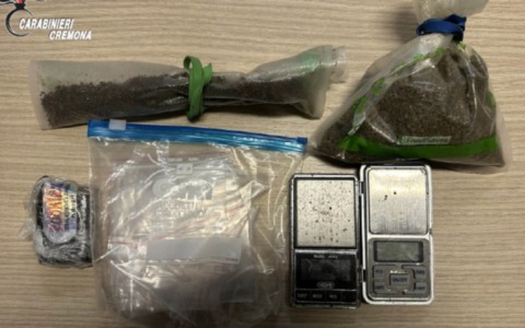 Cocaina, hashish, marijuana e “Purple Drank” in auto e a casa: 26enne arrestato per spaccio