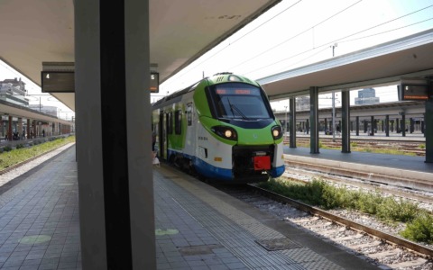 Colpisce il capotreno con un calcio e poi scappa: rintracciato il 52enne responsabile