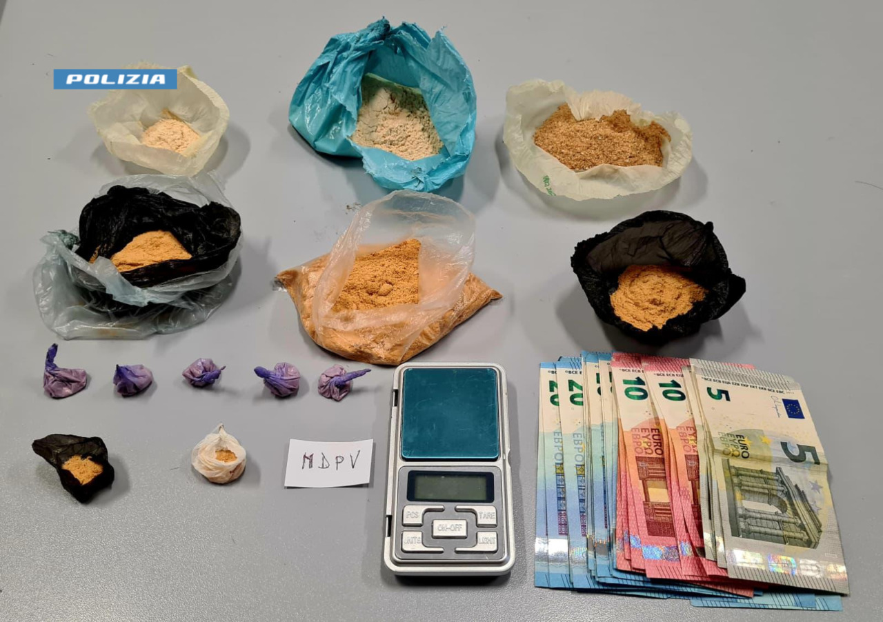 Consegna la droga sintetica in scooter: 19enne arrestato