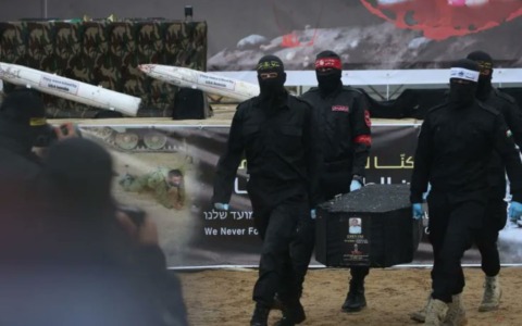 Consegnato il corpo di un altro ostaggio: ora ne mancano cinque. Nuovi raid israeliani nel sud del Libano