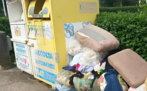 Contenitori per indumenti usati pieni nel Ciriacese: raccolta in ritardo dopo il furto delle marmitte dei mezzi della cooperativa