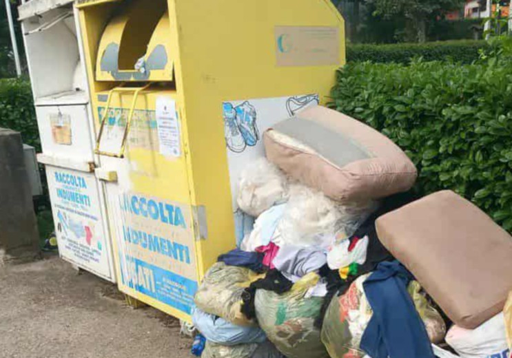 Contenitori per indumenti usati pieni nel Ciriacese: raccolta in ritardo dopo il furto delle marmitte dei mezzi della cooperativa