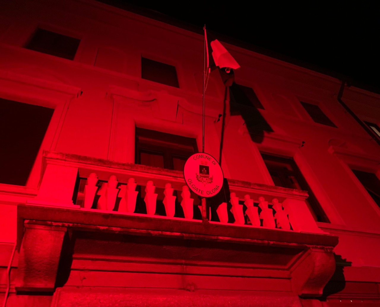 Contro la violenza sulle donne un comune illuminato di rosso
