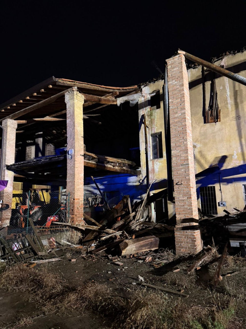 Crolla il tetto di una cascina a Rudiano: nessun ferito