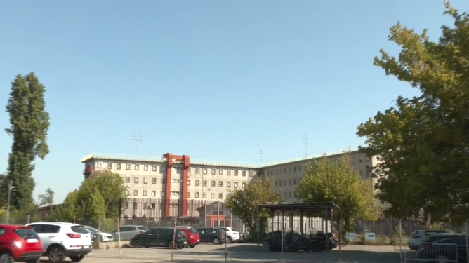 Crollo al carcere della Dozza: cede parte del tetto della caserma