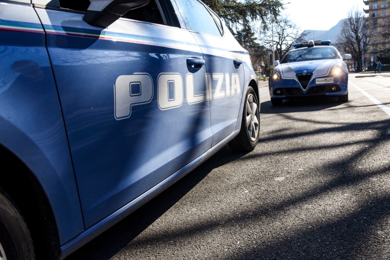 Dà fuoco alle foglie in strada e all’arrivo degli agenti cerca di liberarsi di un coltello: denunciato 65enne