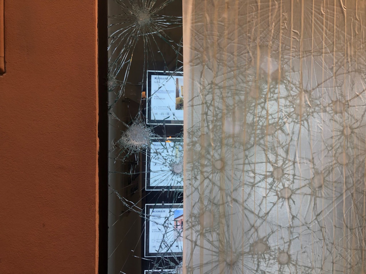 Distrugge le vetrine di agenzia immobiliare con bocce da petanque