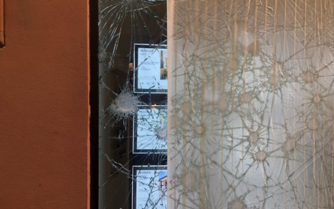 Distrugge le vetrine di agenzia immobiliare con bocce da petanque