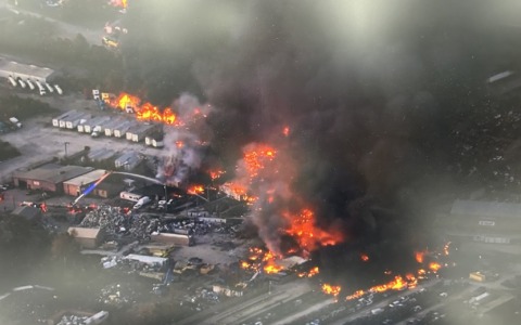 Ennesimo allarme droni, stavolta in Belgio: due scali chiusi. Incidente aereo negli Usa, sette vittime e 11 sopravvissuti
