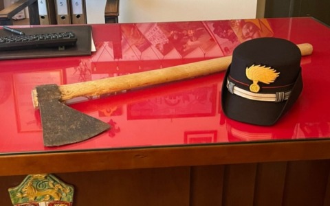 Entra a scuola con un’ascia e grida «Vi ammazzo tutti»