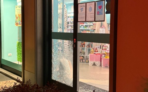 Erbusco, spaccata in farmacia: i ladri fuggono a mani vuote