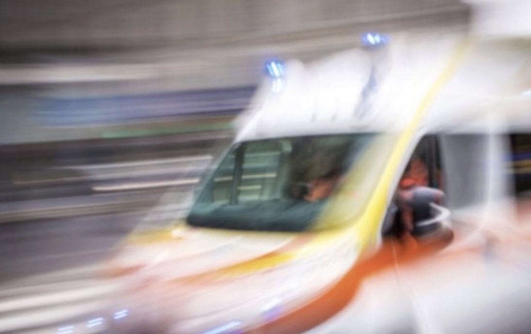 Colpito da infarto, automobilista salvato dagli agenti della Locale