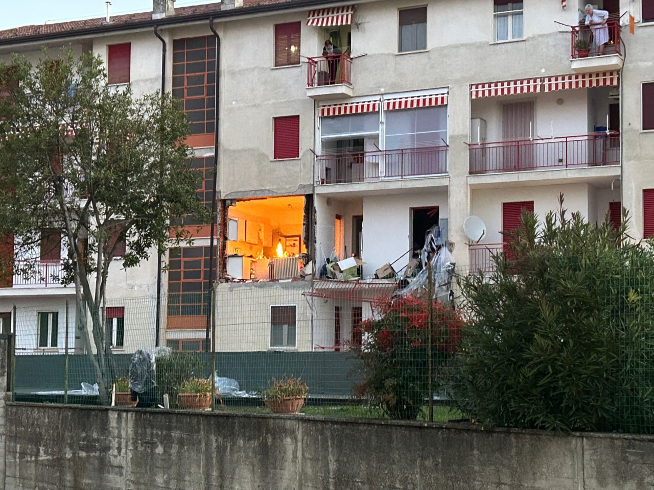 Esplosione distrugge un appartamento a Rivarolo Canavese: una donna ferita