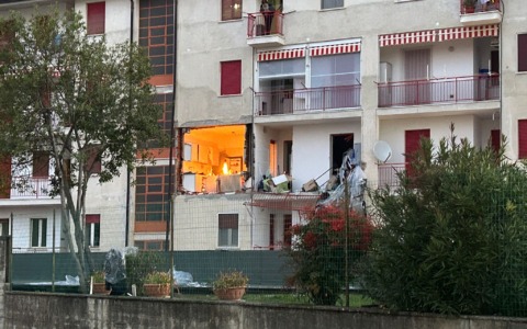 Esplosione distrugge un appartamento a Rivarolo Canavese: un ferito grave
