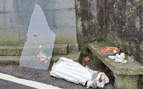 Fatta a pezzi la statua della Madonna