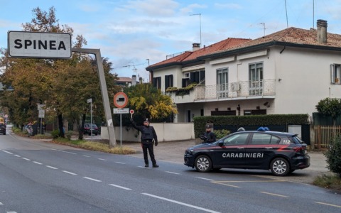Ferito a una gamba da un proiettile fuori dal supermercato: arrestati in due per tentato omicidio a Spinea