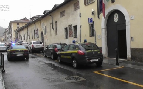 Fiamme Gialle, controlli nelle strutture ricettive: tasse non pagate per mezzo milione di euro, 80 lavoratori irregolari