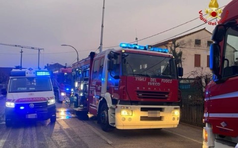 Fiamme nel portico esterno di un’abitazione, un ferito con ustioni al viso e alle mani