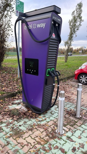 Finalmente attive le colonnine per la ricarica elettrica a più di un anno dall’installazione