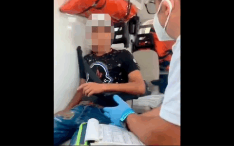 Fingono un malore per scroccare un passaggio in ambulanza: un tiktoker patteggia, l’altro è irreperibile